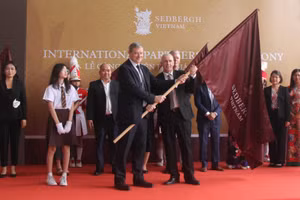 Đại diện Trường Sedbergh Anh Quốc và Trường song ngữ quốc tế Canada tiến hành nghi thức trao cờ.