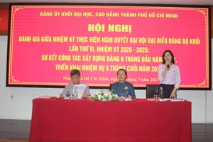 Lãnh đạo Đảng ủy khối Đại học, Cao đẳng TPHCM điều hành hội nghị.