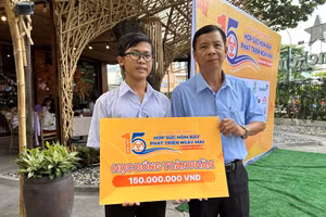 Em Phạm Văn Hên cùng thầy Hiệu trưởng Trường THPT Tân Hồng trong ngày nhận học bổng.