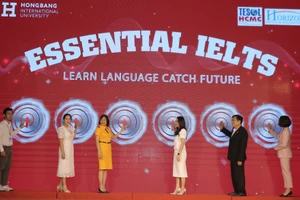 Đại diện HIU và các đối tác trong buổi công bố học bổng IELTS.