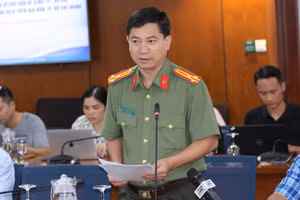 Thượng tá Lê Mạnh Hà thông tin tại buổi họp báo.