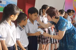 Báo Giáo dục và Thời đại ‘Tiếp sức tới trường’ tại Bình Thuận