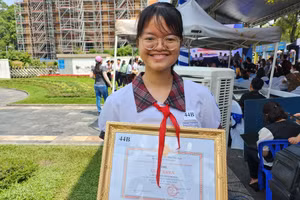 Thùy Dương vui mừng sau khi giành giải nhất hội thi "Văn hay chữ tốt" khối 8,9.