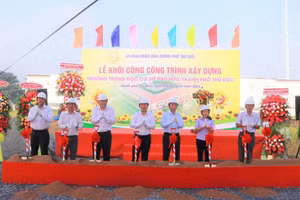 Các đại biểu thực hiện nghi thức khởi công công trình xây dựng Trường THCS Phú Hữu.