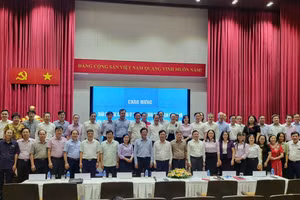 Đoàn đại biểu của 2 Đảng bộ Khối chụp hình lưu niệm.