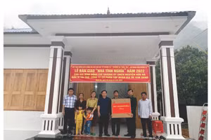 Trung tá Nguyễn Văn Chung, Chủ nhiệm Chính trị, Hải đoàn Biên phòng 18 trao quà cho gia đình Thượng úy QNCN Nguyễn Hữu Hà.