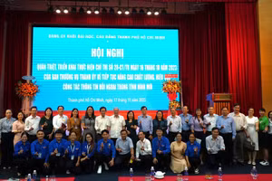 Đại biểu dự Hội nghị chụp hình lưu niệm.