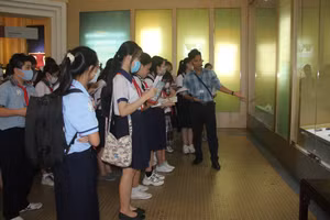 Học sinh tham quan Bảo tàng lịch sử TPHCM.