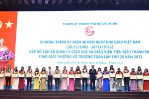 Thứ trưởng Bộ GD&ĐT Nguyễn Văn Phúc và lãnh đạo Ban tuyên giáo Thành ủy TPHCM tặng Bằng khen của Bộ GD&ĐT cho các nhà giáo tiêu biểu đạt giải thưởng Võ Trường Toản.