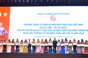 Thứ trưởng Bộ GD&ĐT Nguyễn Văn Phúc và lãnh đạo Ban tuyên giáo Thành ủy TPHCM tặng Bằng khen của Bộ GD&ĐT cho các nhà giáo tiêu biểu đạt giải thưởng Võ Trường Toản.