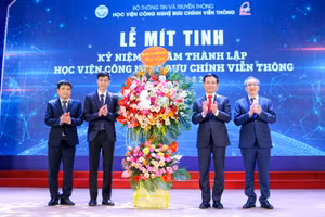 Lễ mít tinh kỷ niệm ngày thành lập Học viện Công nghệ Bưu chính Viễn thông.