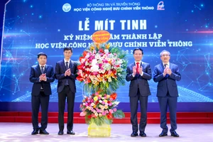 Lễ mít tinh kỷ niệm ngày thành lập Học viện Công nghệ Bưu chính Viễn thông.