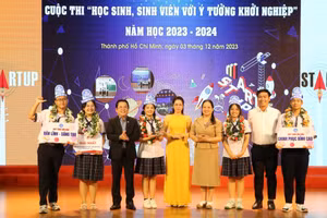 Ban tổ chức trao giải Nhất cho dự án Dự án của học sinh Trường THPT Trần Văn Giàu.