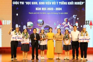 Ban tổ chức trao giải Nhất cho dự án Dự án của học sinh Trường THPT Trần Văn Giàu.