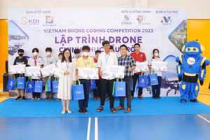 Hai thí sinh xuất sắc đạt giải nhất của Bảng THCS và THPT.