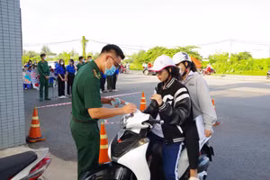 Lực lượng Biên phòng cùng các tình nguyện viên trông coi xe cho các thí sinh.