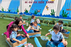 Trẻ tham gia hoạt động bé giữ gìn biển xanh.