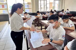 Thí sinh Đồng Nai trong buổi làm thủ tục dự thi tốt nghiệp THPT.