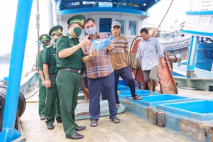 Lực lượng Đồn Biên phòng Bến Đá, BĐBP Bà Rịa - Vũng Tàu tuyên truyền pháp luật về công tác phòng, chống khai thác IUU cho ngư dân TP Vũng Tàu.