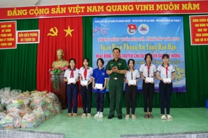 Trao học bổng cho các em học sinh trong chương trình “Nâng bước em tới trường”.