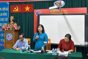 Cô Sương thông tin với cơ quan báo chí.