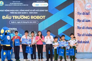 Hai đội xuất sắc giành Giải Nhất cuộc thi “Đấu trường Robot”.