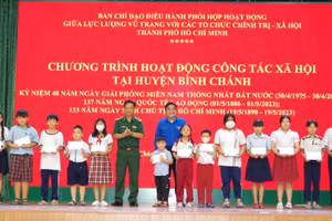 Đại tá Đoàn Duy Phước, phó Chỉ huy trưởng, Tham mưu trưởng BĐBP TP, ông Ngô Minh Hải, Phó Bí thư Thường trực Thành đoàn TPHCM tặng 30 phần quà cho cho trẻ mồ côi do dịch Covid-19.