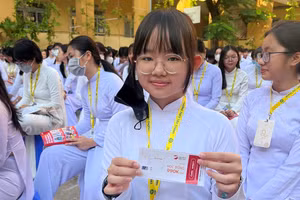 Các bạn học sinh THPT Tây Thạnh vui mừng khi nhận quà từ DOL IELTS Đình Lực.