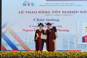 TS Trương Quang Mùi, Chủ tịch HĐQT trao bằng tốt nghiệp cho sinh viên.