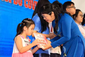 Lãnh đạo Ủy ban MTTQ Việt Nam TPHCM tặng sổ tiết kiệm cho học sinh mồ côi do COVID-19.