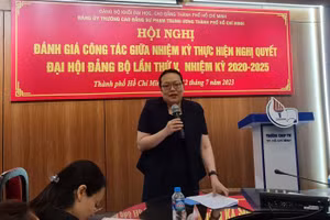 Đồng chí Nguyễn Thị Minh Hồng, Bí thư Đảng ủy Khối phát biểu chỉ đạo hội nghị.