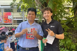 Phần quà từ DOL IELTS Đình Lực gửi tặng các bạn học sinh có câu trả lời xuất sắc.