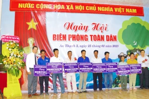 Lãnh đạo UBND, UBMT Tổ quốc Việt Nam tỉnh Sóc Trăng trao bảng tượng trưng tặng nhà “Đại đoàn kết” cho người dân.