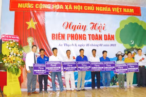 Lãnh đạo UBND, UBMT Tổ quốc Việt Nam tỉnh Sóc Trăng trao bảng tượng trưng tặng nhà “Đại đoàn kết” cho người dân.
