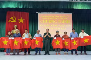 Ban Tổ chức chương trình trao tặng quà và Cờ Tổ quốc cho các ngư dân huyện Xuyên Mộc.