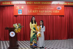 Ngày 15/6, chi bộ Trường THPT Lê Quý Đôn (TPHCM) đã long trọng tổ chức lễ kết nạp Đảng cho quần chúng Võ Thị Minh Nguyệt, học sinh lớp 12D của trường.