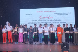 Bà Trương Mỹ Hoa trao 28 suất học bổng cho học sinh, sinh viên dân tộc thiểu số tiêu biểu.