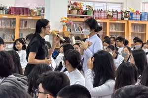 Các học sinh giao lưu cùng từ diễn giả Thanh Ngân.