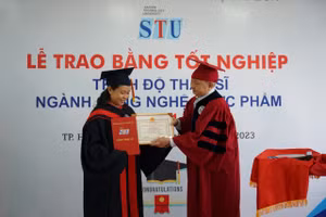TS Trương Quang Mùi, Chủ tịch HĐQT STU trao bằng thạc sĩ và bằng khen cho học viên Nguyễn Thị Thùy Dương.