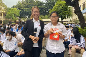 Các bạn học sinh hào hứng khi nhận được các phần quà từ chương trình.