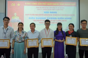 Bà Đặng Thùy Khánh Vân, Trưởng Ban Tuyên giáo Đảng ủy Khối tặng giấy khen cá nhân đảng viên điển hình trong học tập và làm theo tư tưởng, đạo đức, phong cách Hồ Chí Minh.