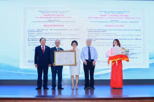 ThS Hồ Đắc Hải Miên, Phó Giám đốc Trung tâm KĐCL giáo dục ĐHQG TPHCM (thứ 3 từ trái qua) trao chứng nhận KĐCL giáo dục cho Trưởng Khoa Kỹ thuật xây dựng cùng Hiệu trưởng, Chủ tịch HĐQT STU.