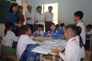 Đoàn giám sát nắm tình hình thực tế tại lớp học.