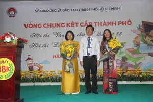 Lãnh đạo Sở GD&ĐT TPHCM tặng hoa các đơn vị đã đồng hành cùng hội thi.