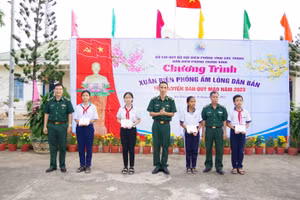 Trao học bổng “Nâng bước em tới trường” cho các em học sinh trên địa bàn xã Trung Bình và thị trấn Trần Đề, huyện Trần Đề.