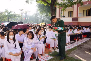 Cán bộ Biên phòng phát tờ rơi tuyên truyền Luật Biên phòng Việt Nam cho hơn 2.200 Giáo viên và học sinh Trường THPT Vũng Tàu.