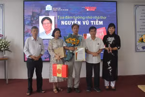 Đại diện gia đình cố nhà thơ Nguyễn Vũ Tiềm nhận giải Cống hiến do Hội Nhà văn TPHCM trao tặng.