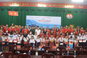 Tặng học bổng và cờ tổ quốc cho học sinh có hoàn cảnh khó khăn.