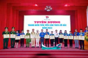 Tuyên dương các thanh niên tiên tiến làm theo lời Bác.