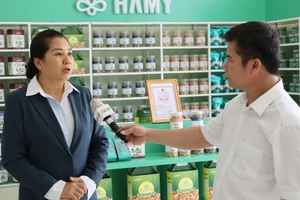 Nhà báo Vũ Thuyên (phải) trong một lần tác nghiệp. Ảnh: NVCC.